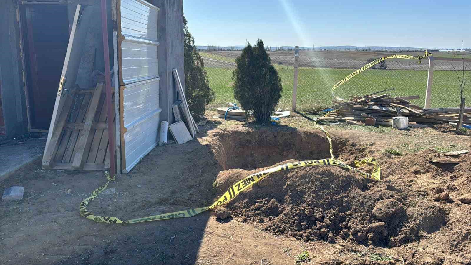 Babasının bahçesinde cansız bedeni bulunan kızın kesin ölüm sebebi araştırılıyor
