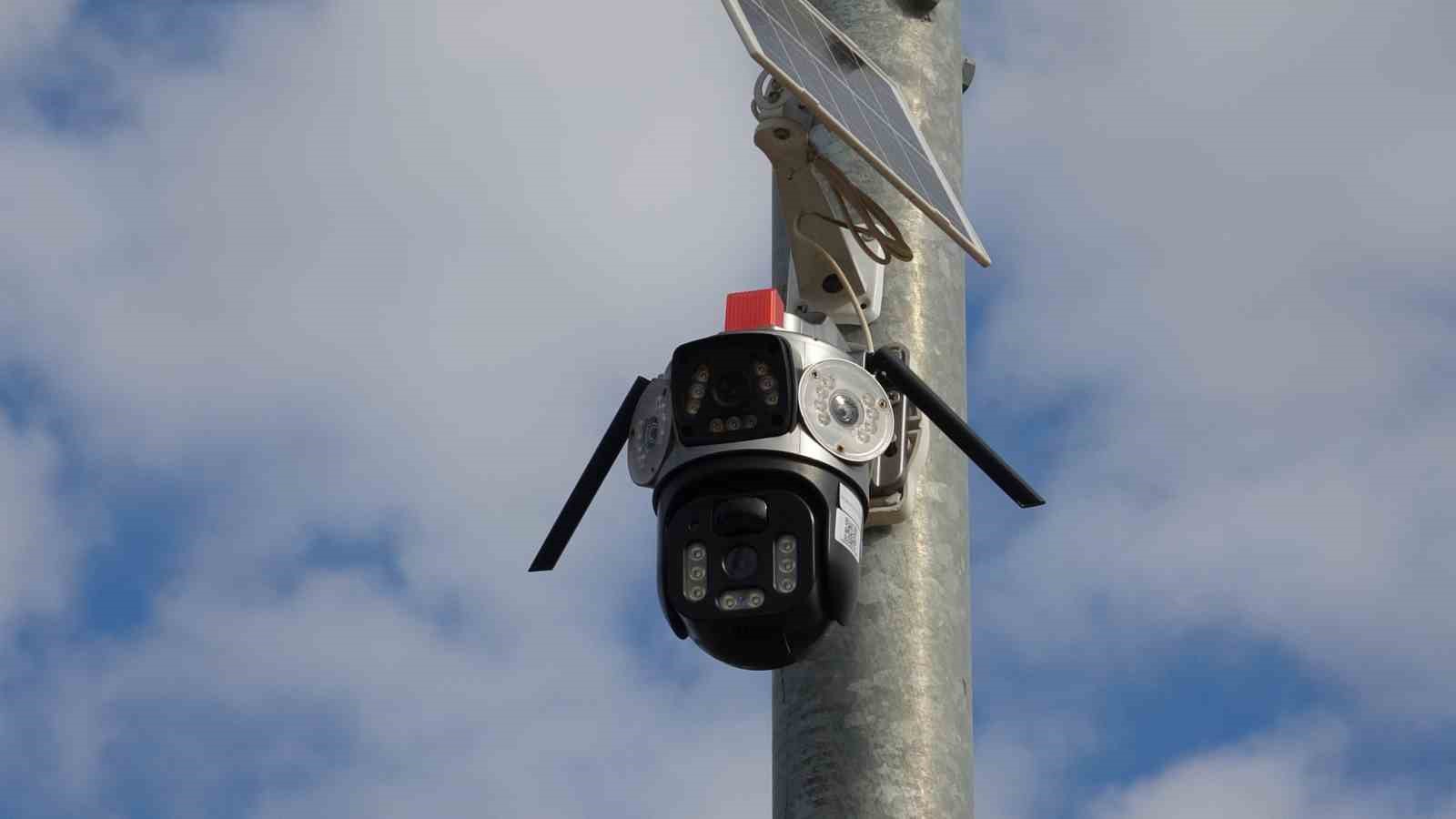 Babasının mezarındaki çiçekleri söküp uyuşturucu sakladılar
