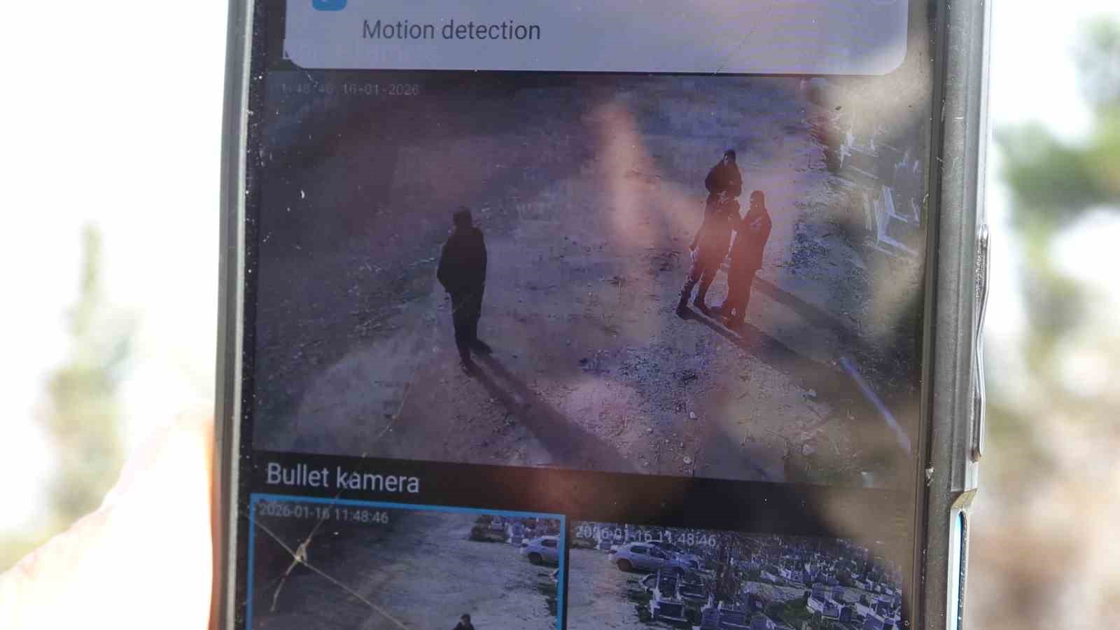 Babasının mezarındaki çiçekleri söküp uyuşturucu sakladılar
