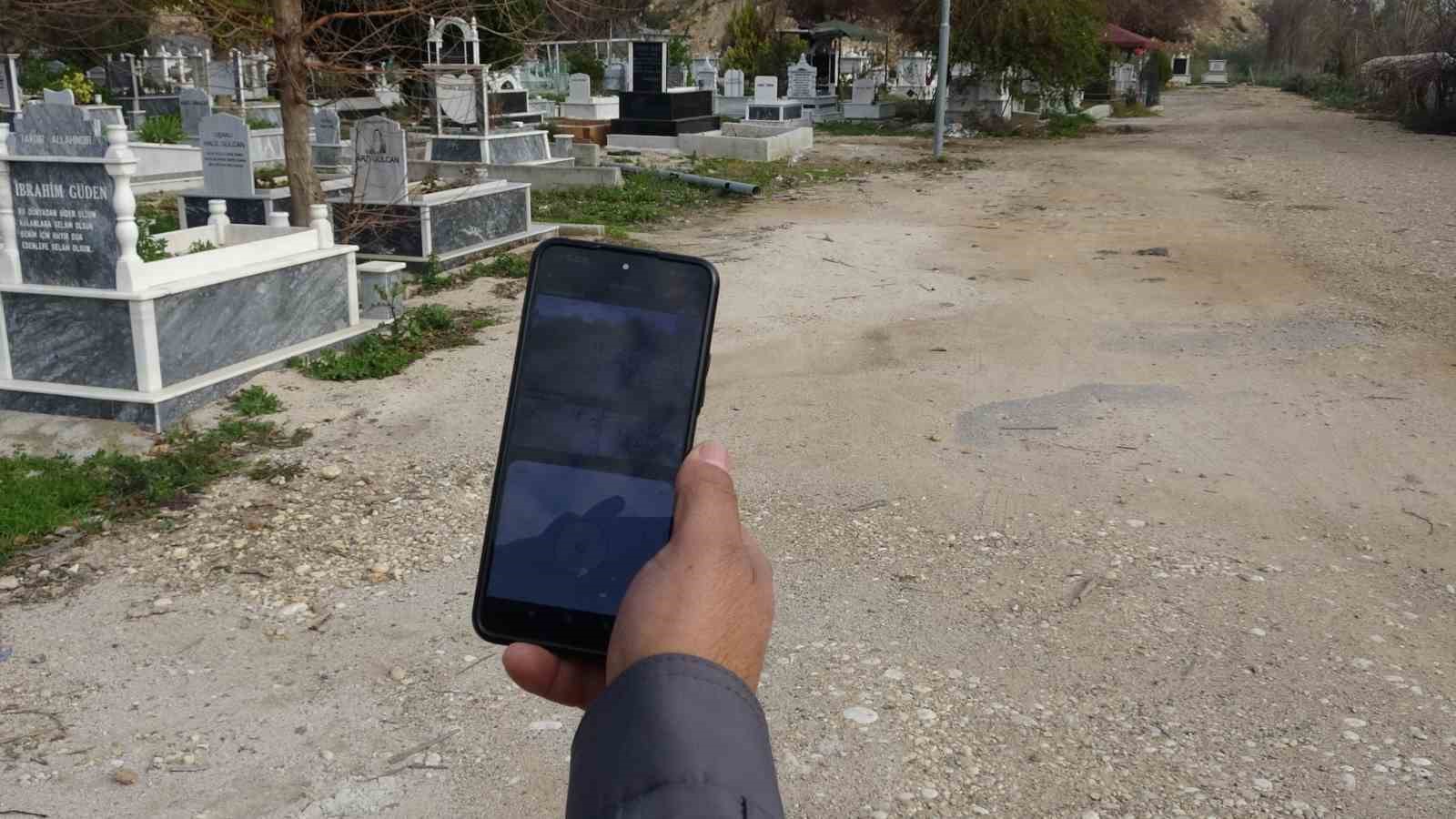 Babasının mezarındaki çiçekleri söküp uyuşturucu sakladılar
