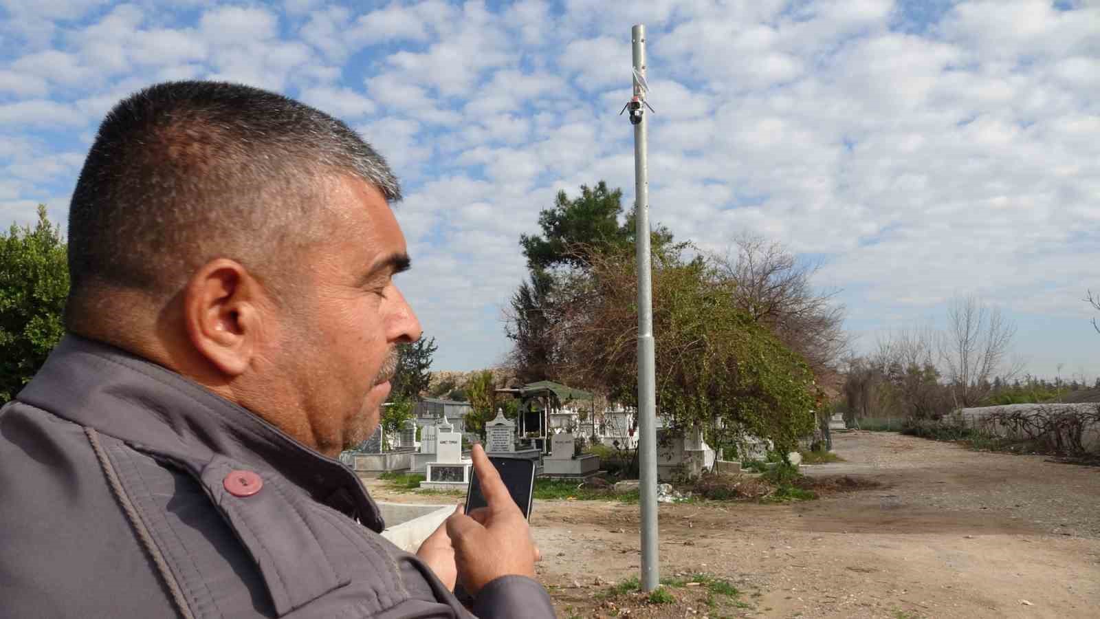 Babasının mezarındaki çiçekleri söküp uyuşturucu sakladılar
