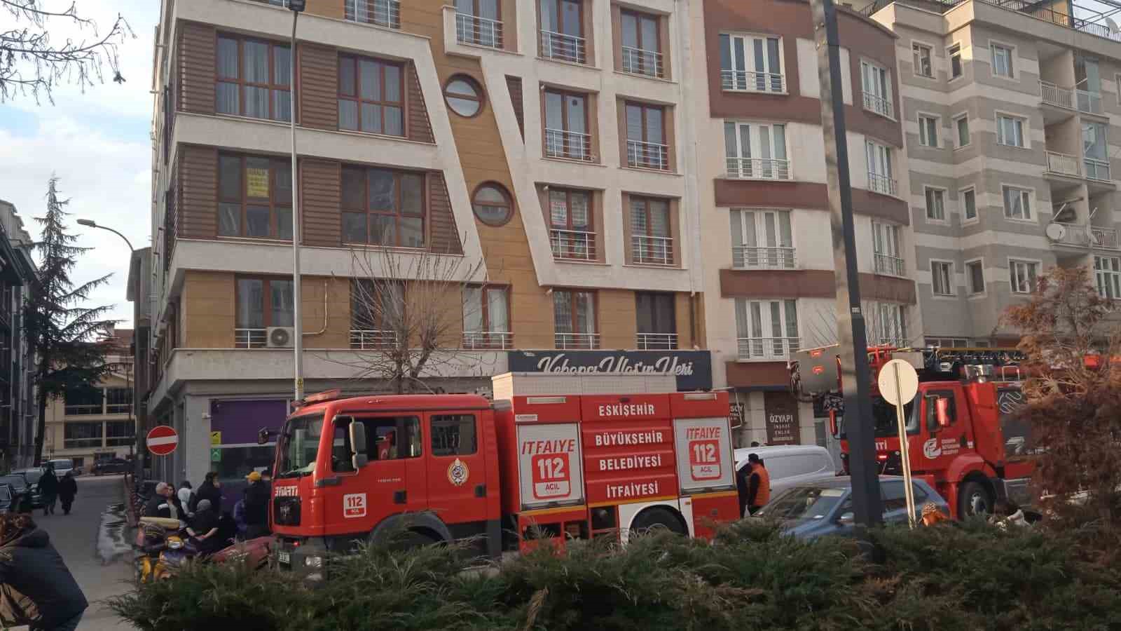 Bacada çıkan yangın sonucu cadde dumanla kaplandı
