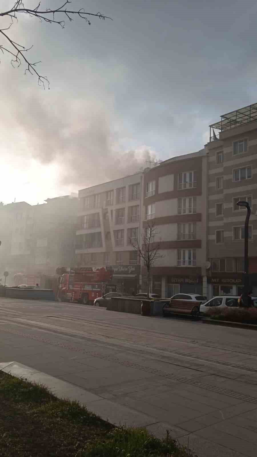 Bacada çıkan yangın sonucu cadde dumanla kaplandı
