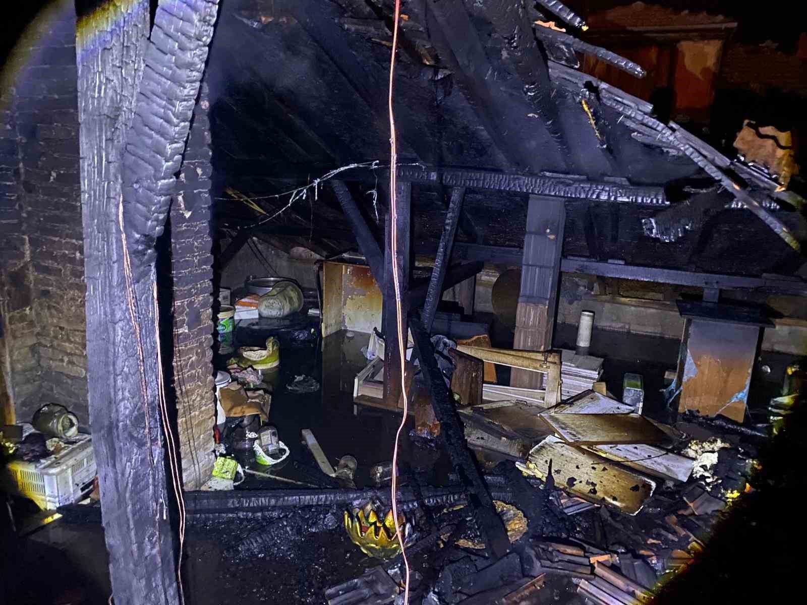 Bacadan çıkan yangında ev tamamen yanarak kullanılamaz hale geldi
