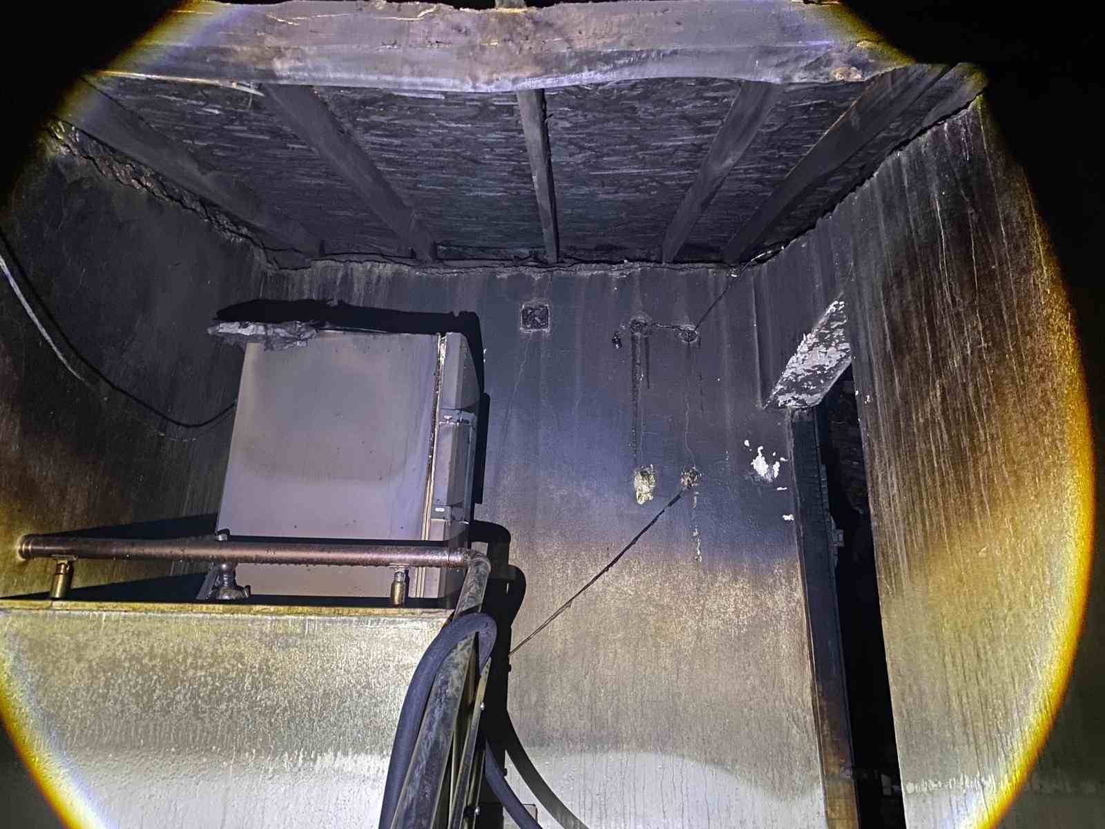 Bacadan çıkan yangında ev tamamen yanarak kullanılamaz hale geldi
