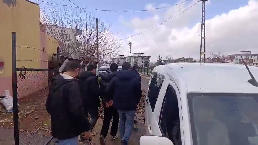 Bacaklarından bıçaklanan genç hastaneye kaldırıldı
