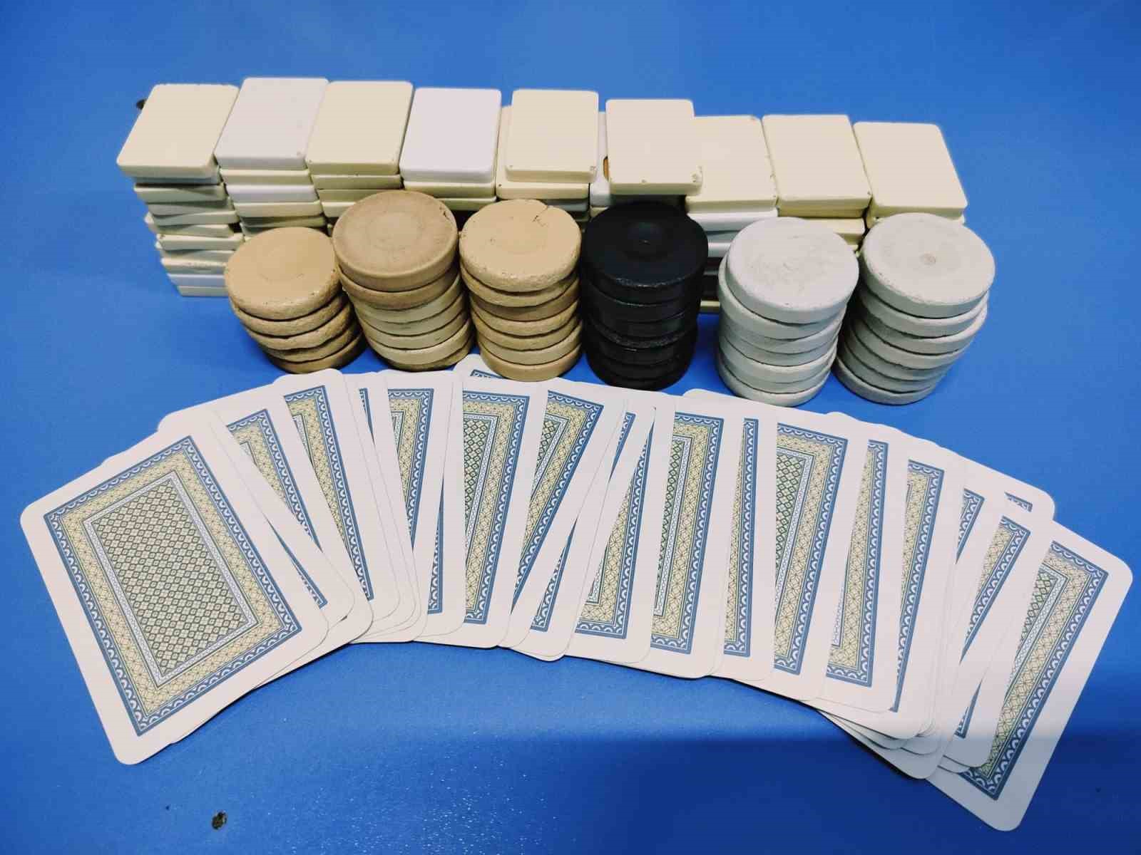 Bafra ve Çarşamba’da kumar baskını: 7 kişiye 81 bin TL ceza
Bafra ve Çarşamba’da kumar baskını: 7 kişiye 81 bin TL ceza