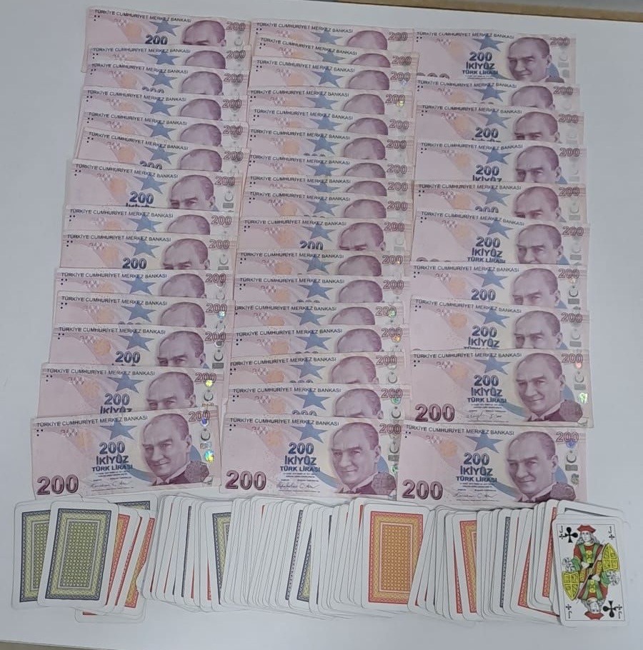 Bafra ve Çarşamba’da kumar baskını: 7 kişiye 81 bin TL ceza
Bafra ve Çarşamba’da kumar baskını: 7 kişiye 81 bin TL ceza