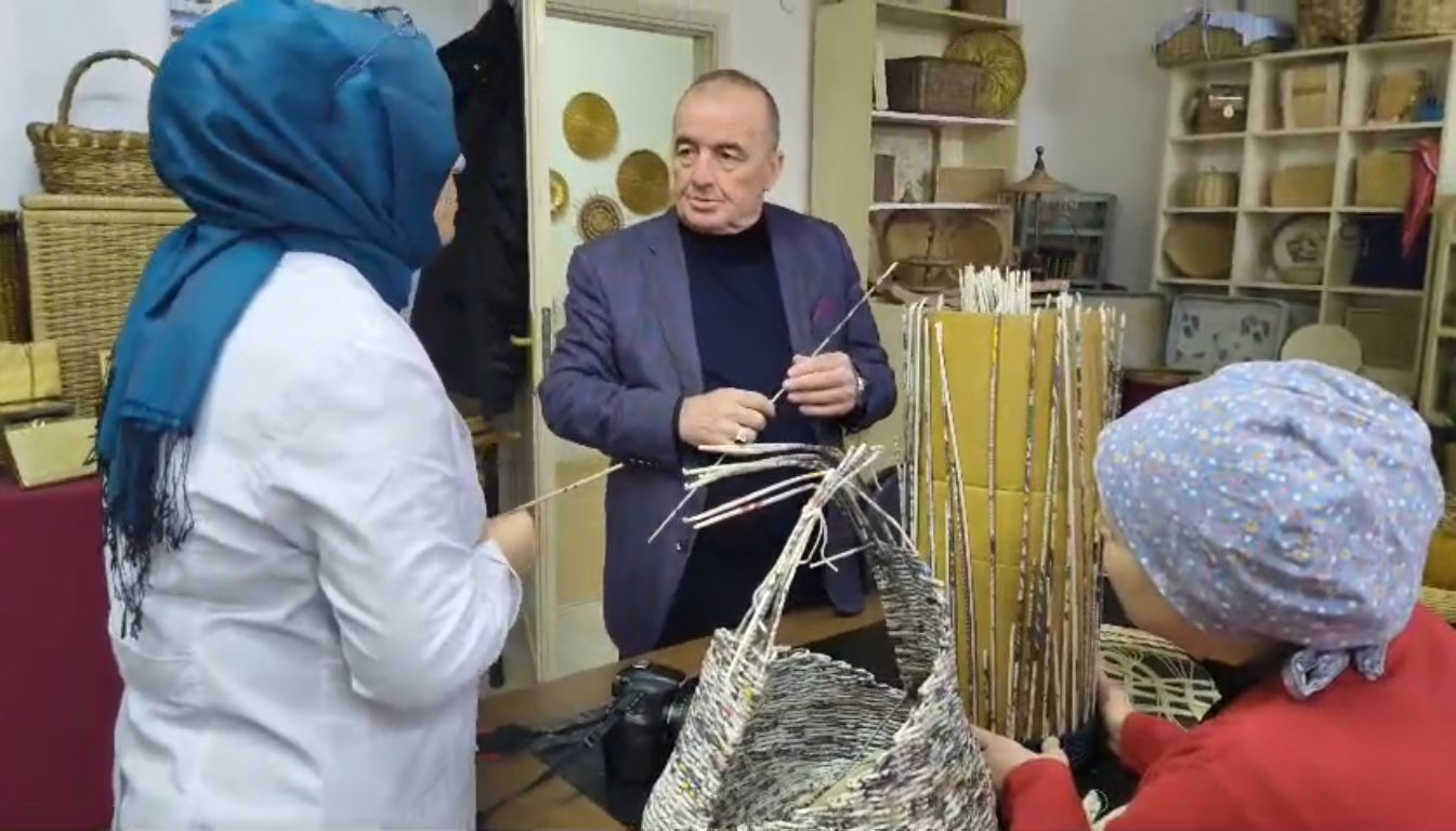 Bafra’da atık kağıtlar sanata dönüşüyor
