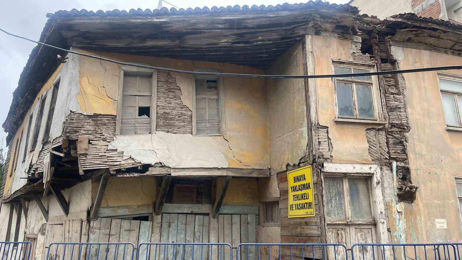 Bafra’da çökme riski taşıyan yapılar için belediyenin daha ciddi önlemler alması istendi
