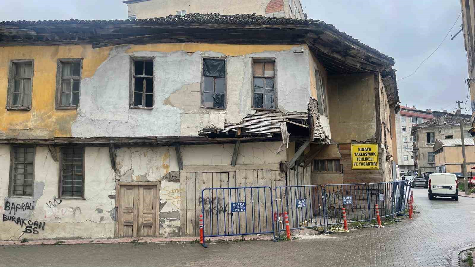 Bafra’da çökme riski taşıyan yapılar için belediyenin daha ciddi önlemler alması istendi
