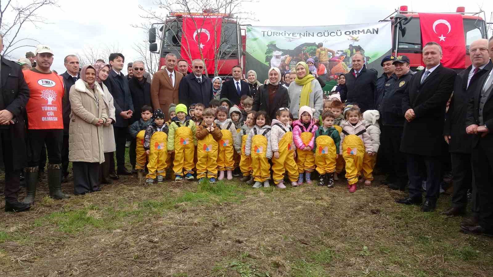 Bafra’da minik eller 3 bin fidanı toprakla buluşturdu
