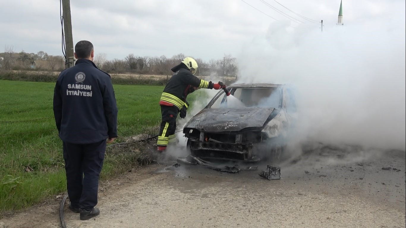 Bafra’da otomobil alevlere teslim oldu
