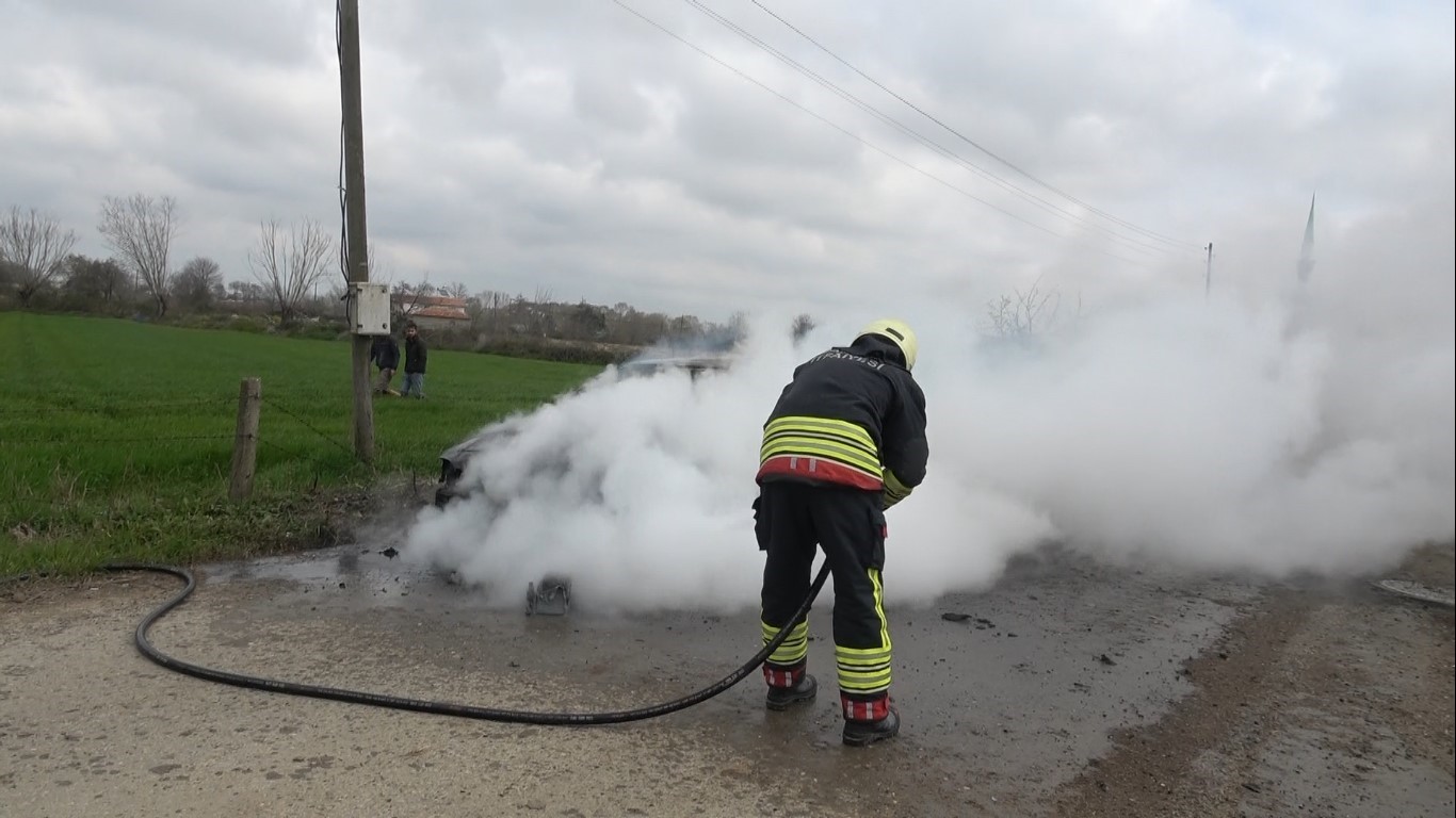 Bafra’da otomobil alevlere teslim oldu
