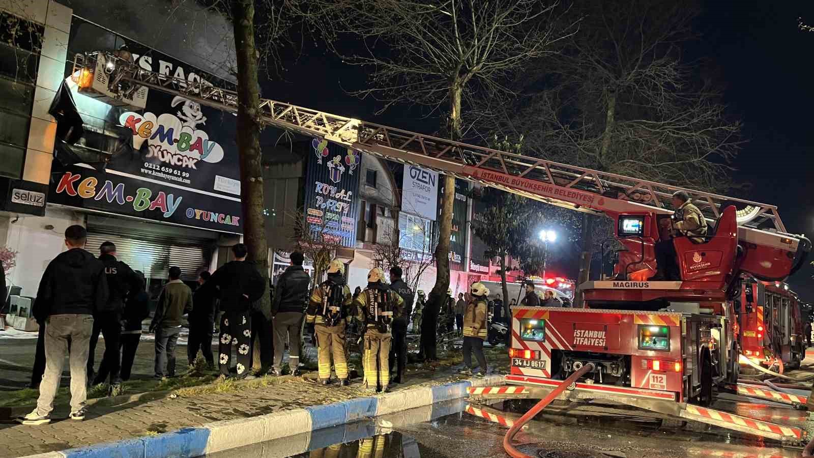 Bağcılar İSTOÇ’da iki katlı iş yerinde yangın
