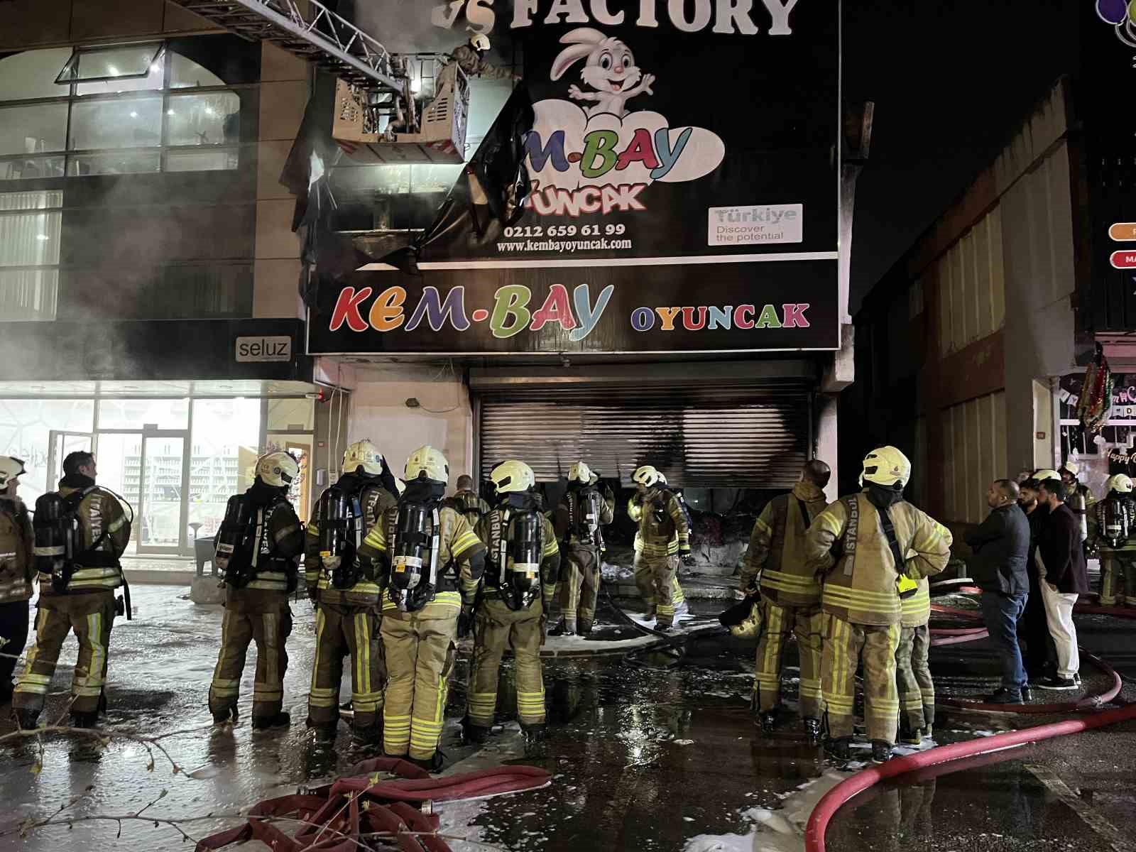 Bağcılar İSTOÇ’da iki katlı iş yerinde yangın
