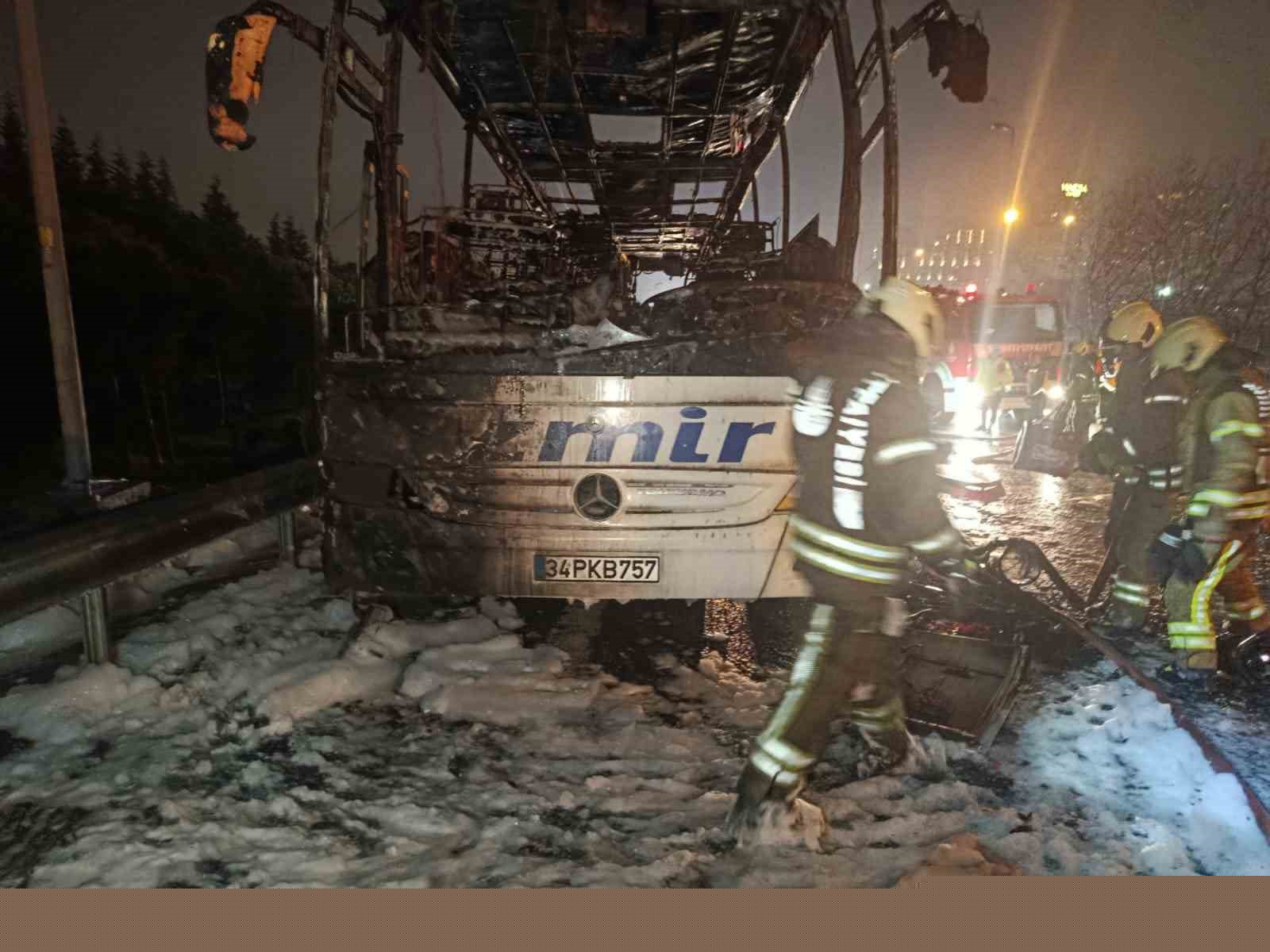 Bağcılar TEM’de yolcu otobüsü alevlere teslim oldu
