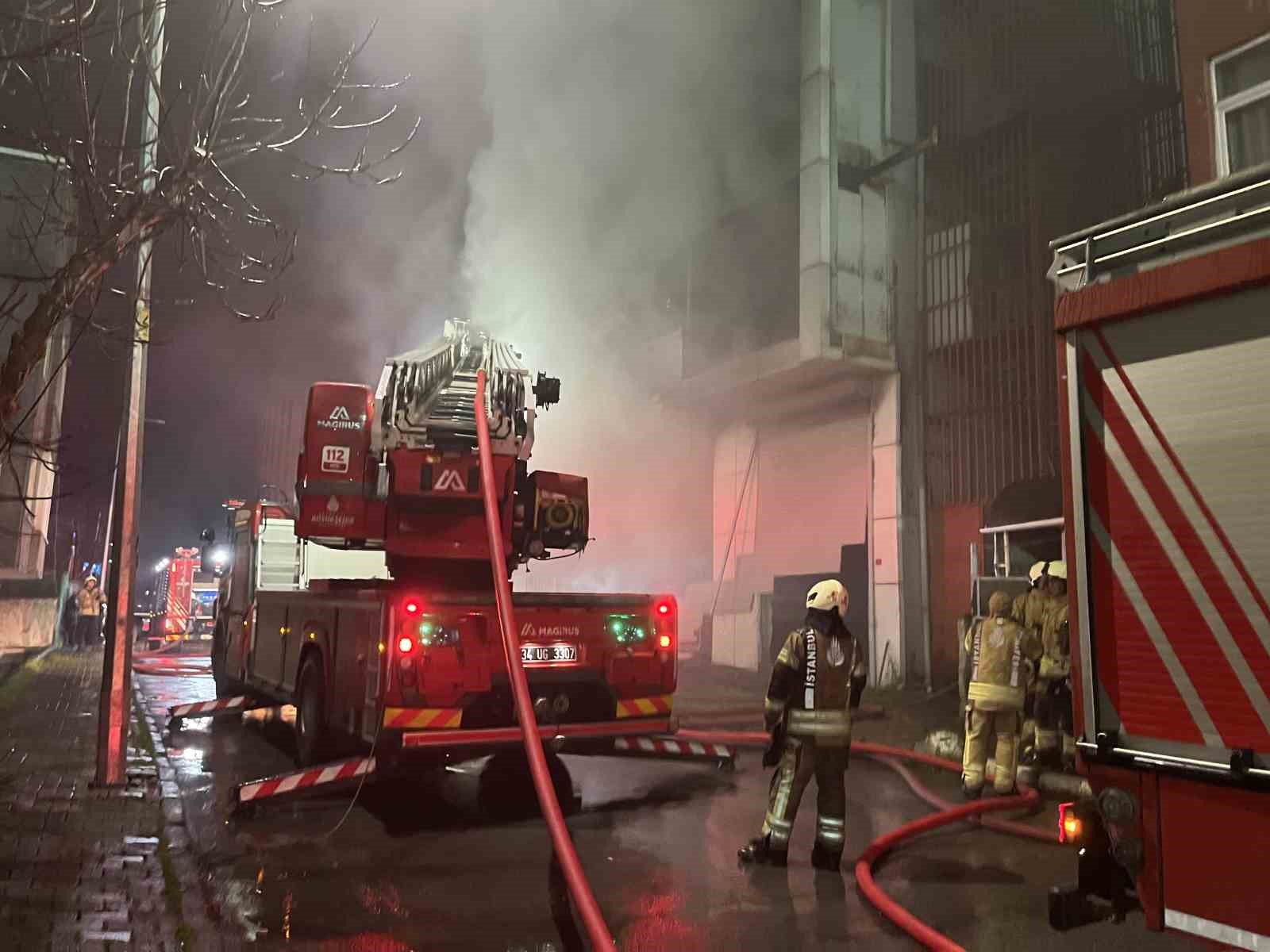 Bağcılar’da 4 katlı tekstil fabrikasında korkutan yangın
