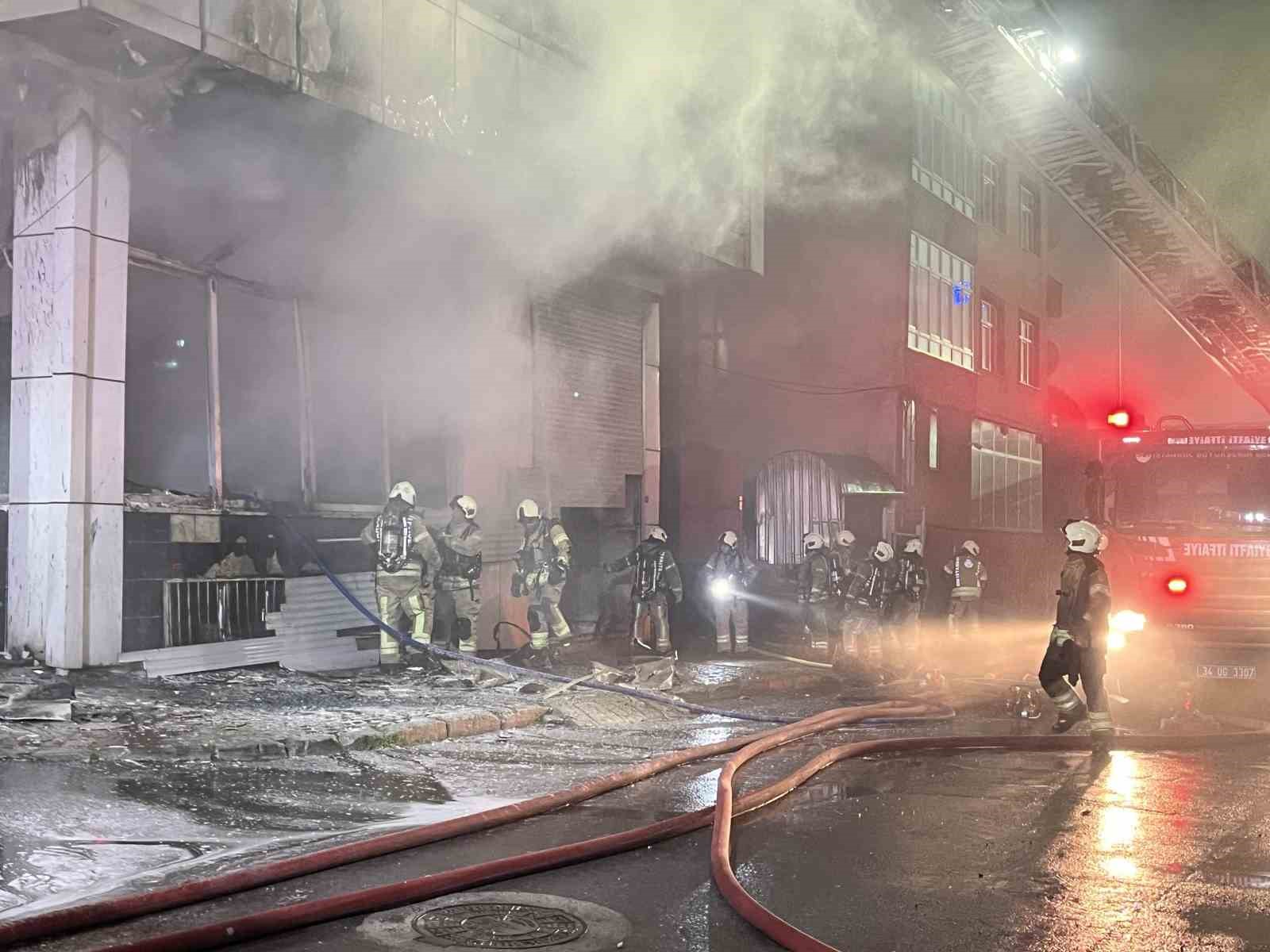 Bağcılar’da 4 katlı tekstil fabrikasında korkutan yangın

