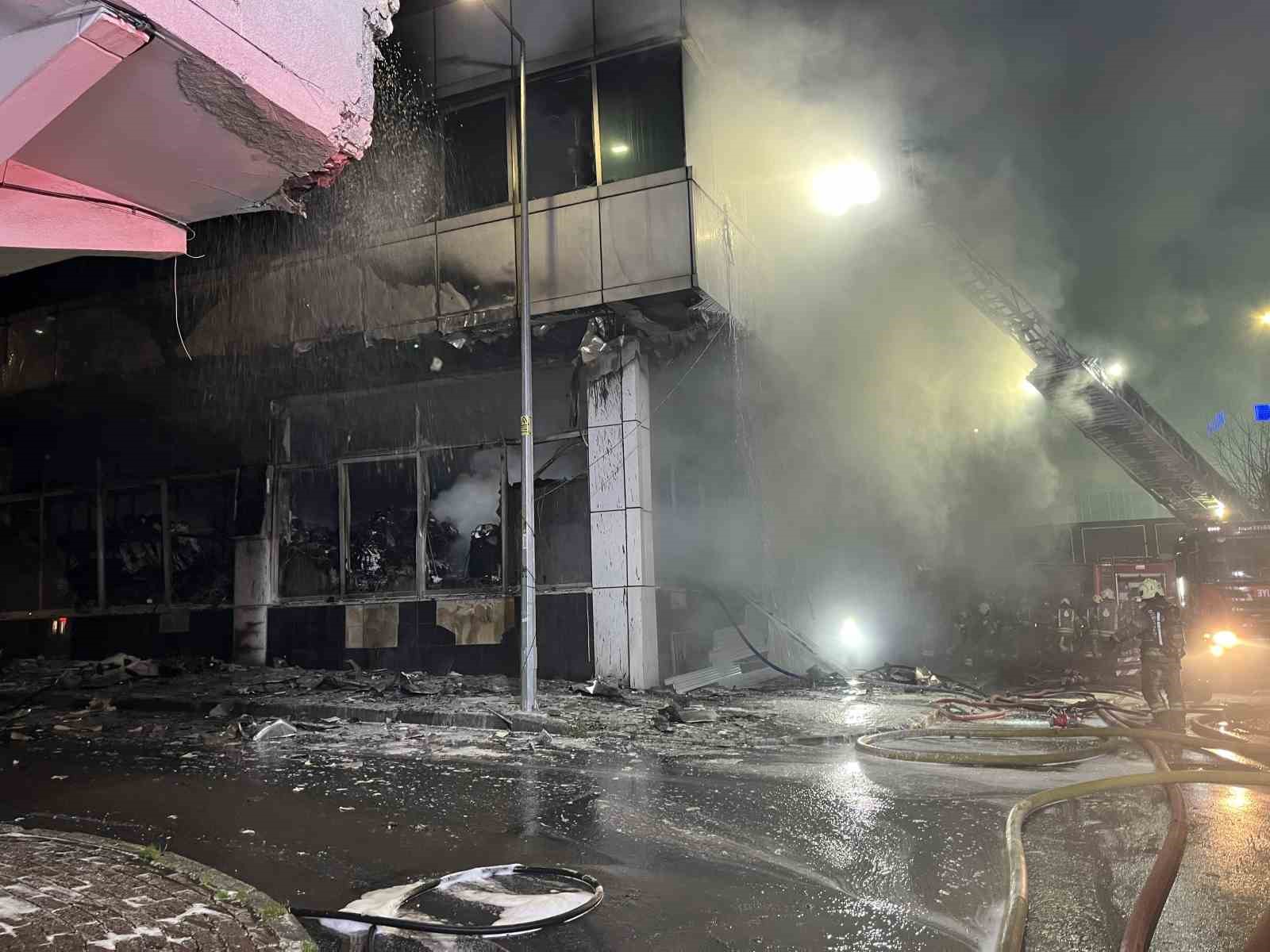 Bağcılar’da 4 katlı tekstil fabrikasında korkutan yangın
