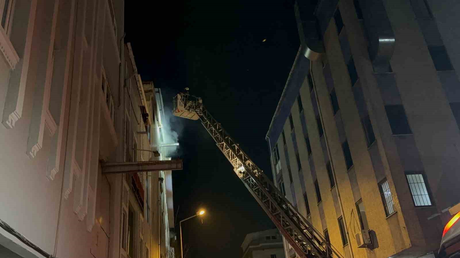 Bağcılar’da 4. kattaki iş yerinde yangın çıktı
