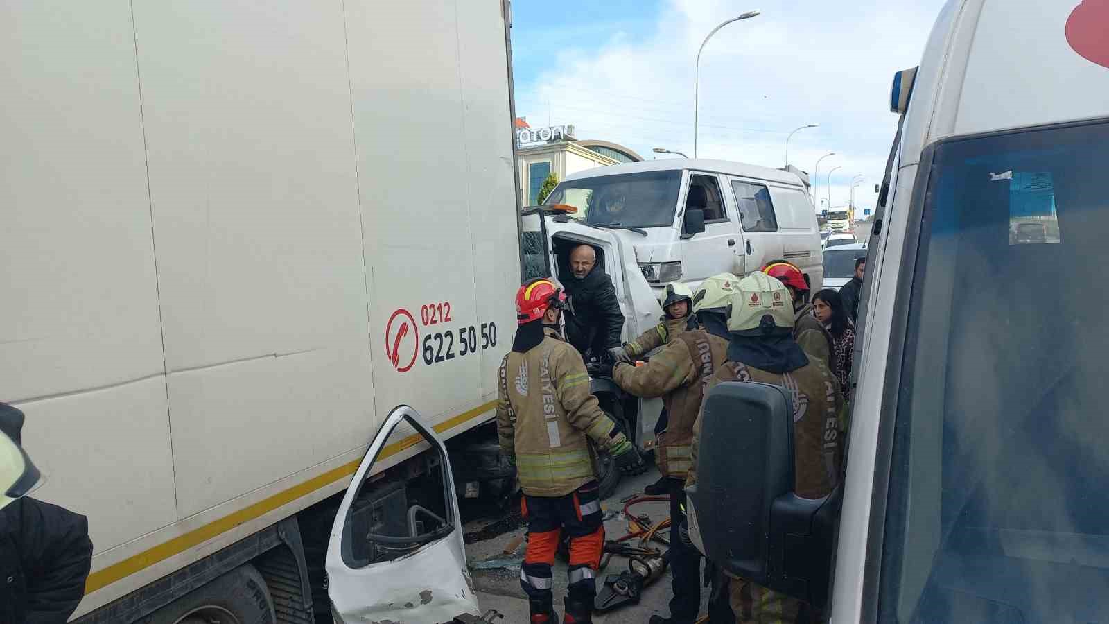 Bağcılar’da çekici dehşet saçtı: 4 yaralı
