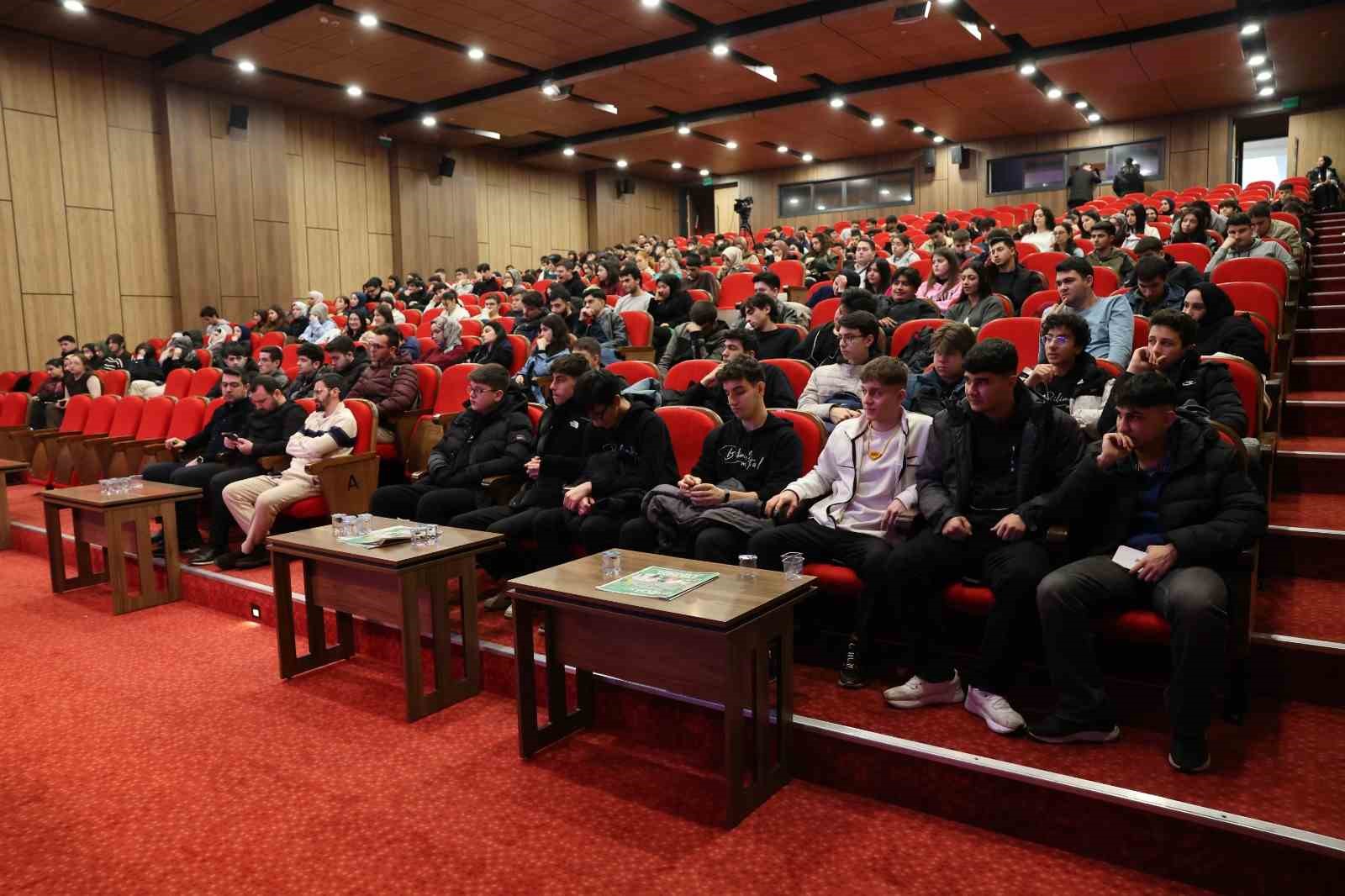 Bağcılar’da iş arayanlar ile iş verenler "Kariyer Buluşmaları"nda bir araya geldi
