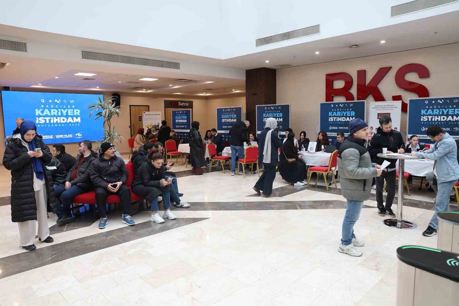 Bağcılar’da iş arayanlar ile iş verenler "Kariyer Buluşmaları"nda bir araya geldi
