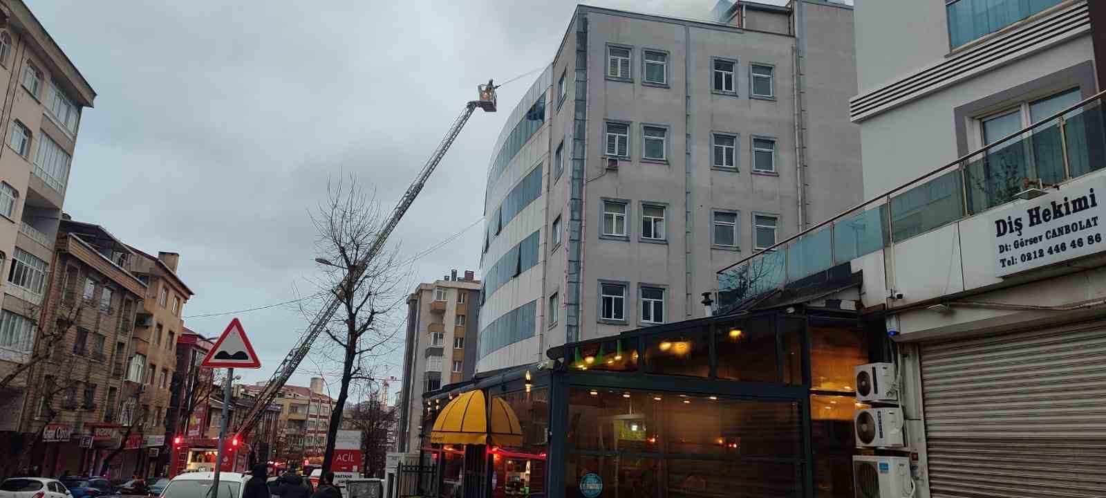 Bağcılar’da kapatılan hastanenin çatısında yangın
