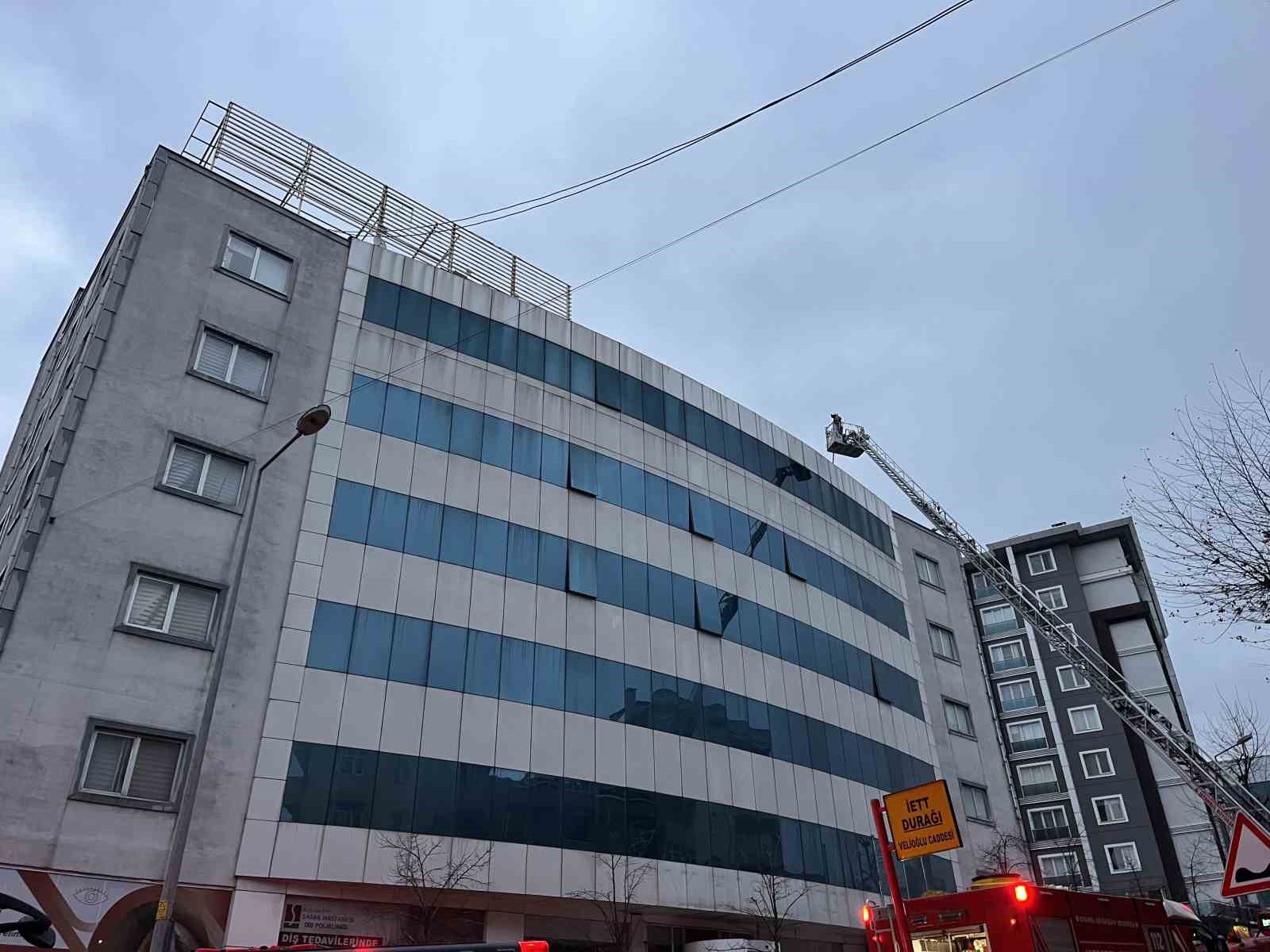 Bağcılar’da kapatılan hastanenin çatısında yangın
