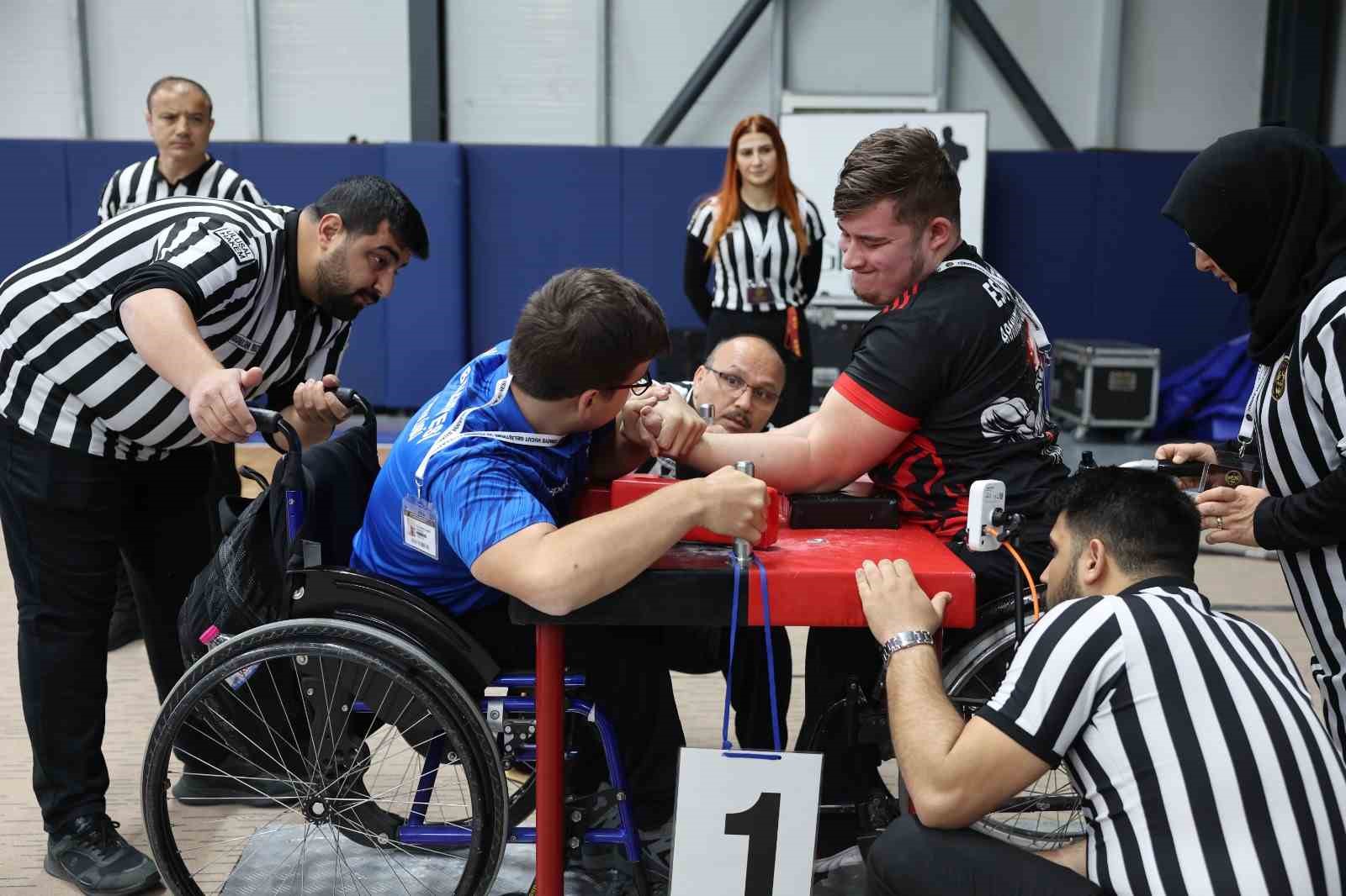 Bağcılarlı demir bileklerden büyük başarı: 14 madalya kazandılar
