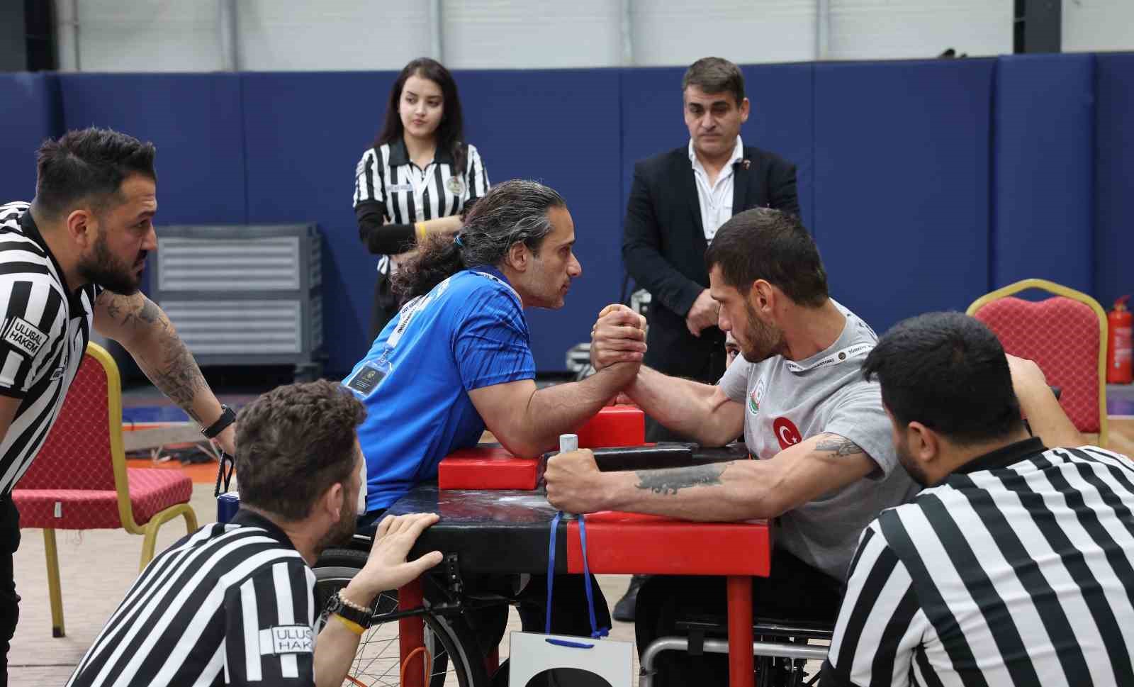 Bağcılarlı demir bileklerden büyük başarı: 14 madalya kazandılar
