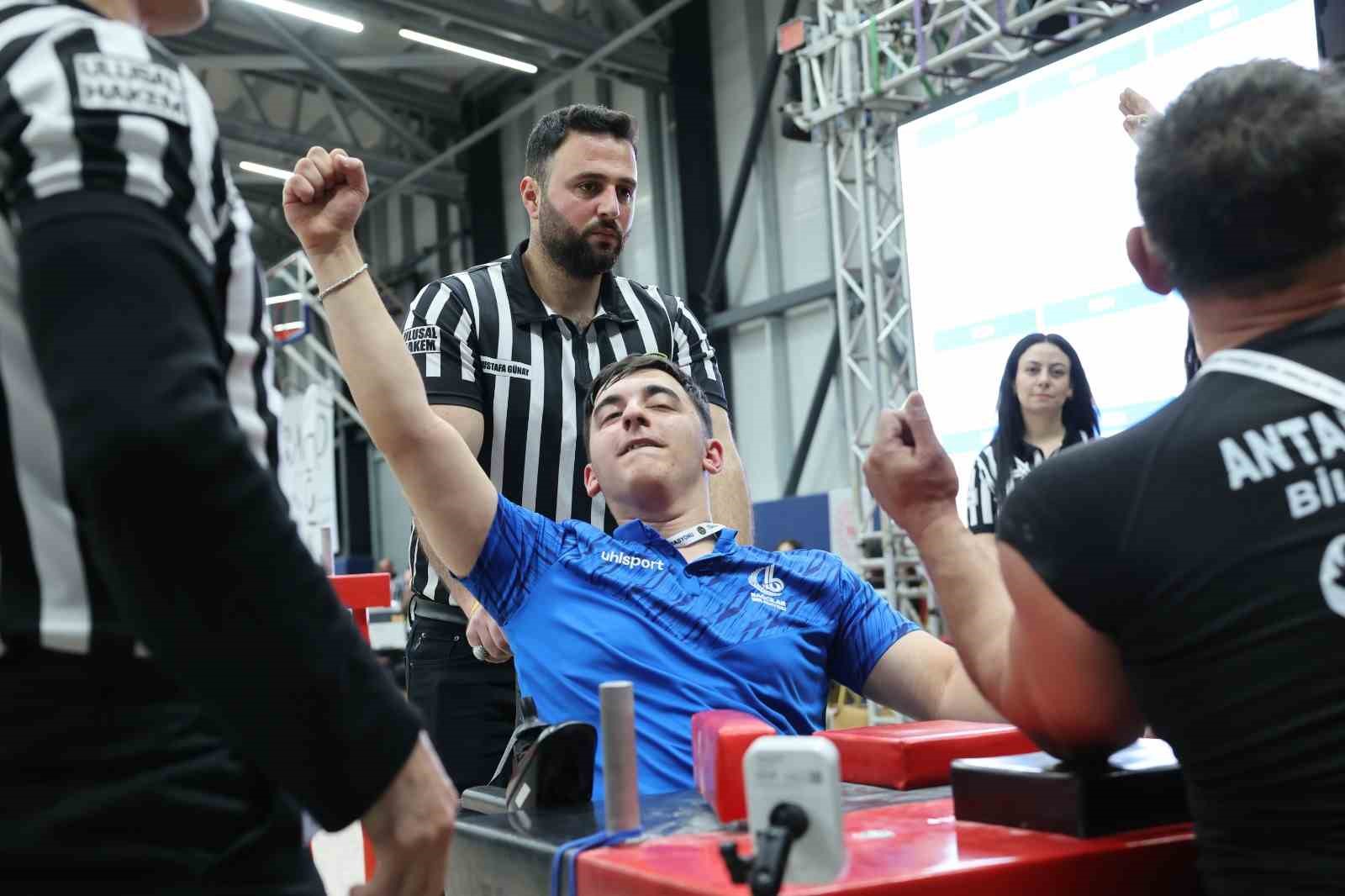 Bağcılarlı demir bileklerden büyük başarı: 14 madalya kazandılar
