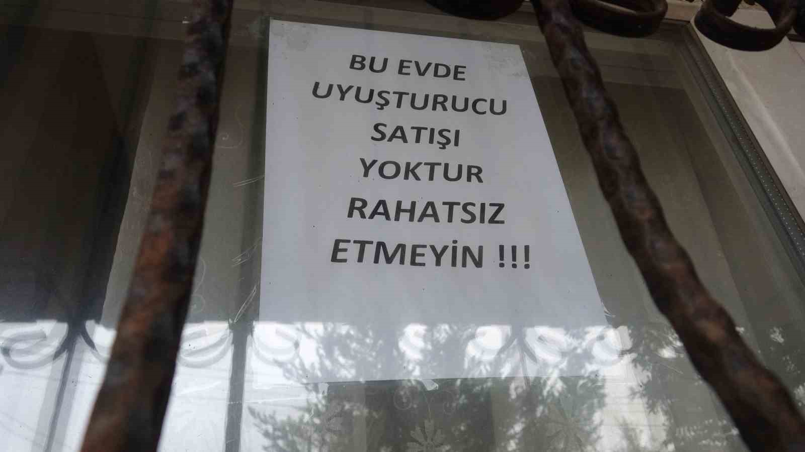 Bağımlılardan bıktı, evini camına "Bu evde uyuşturucu satışı yoktur, rahatsız etmeyin" yazlı not astı

