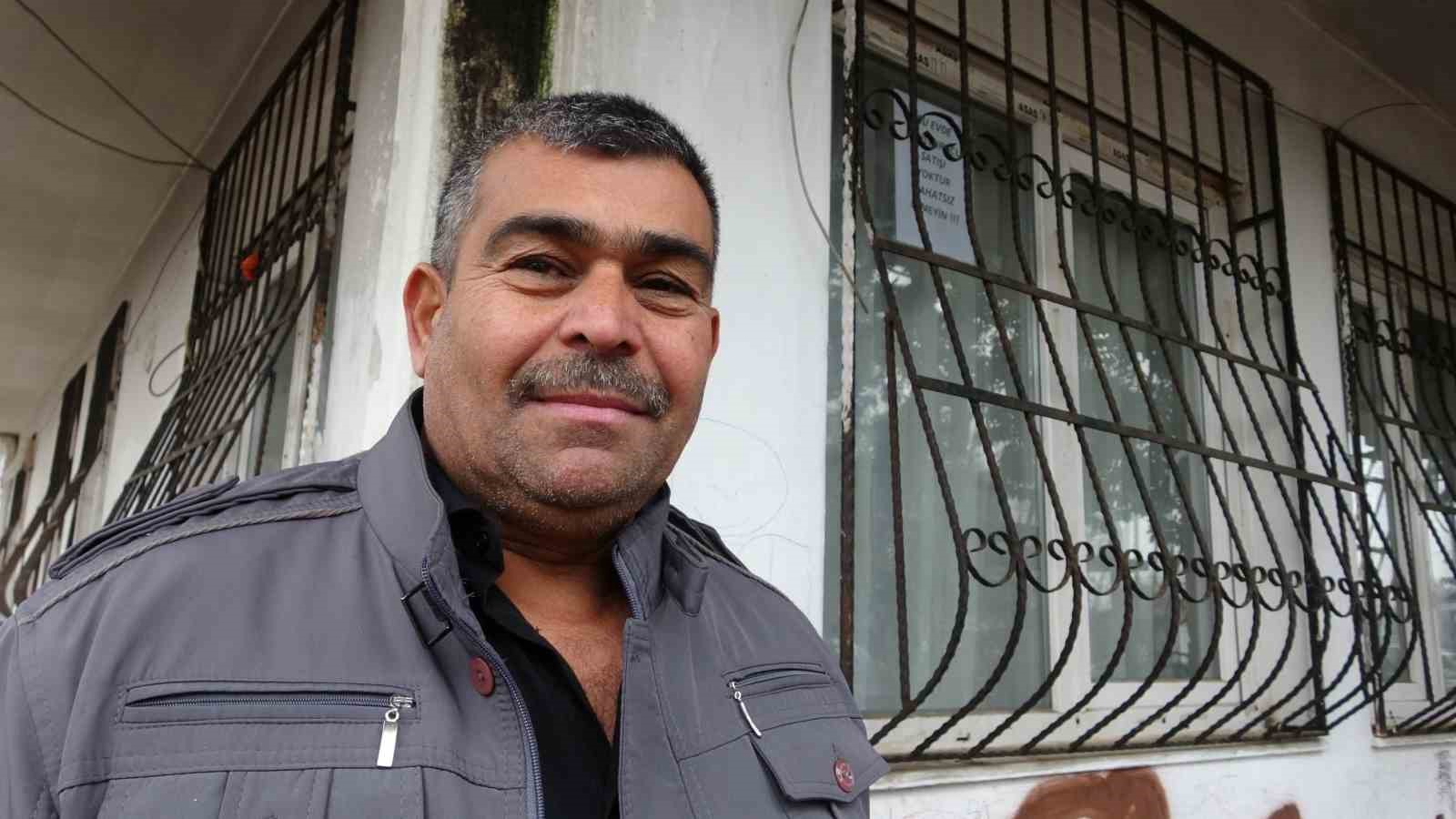 Bağımlılardan bıktı, evini camına "Bu evde uyuşturucu satışı yoktur, rahatsız etmeyin" yazlı not astı
