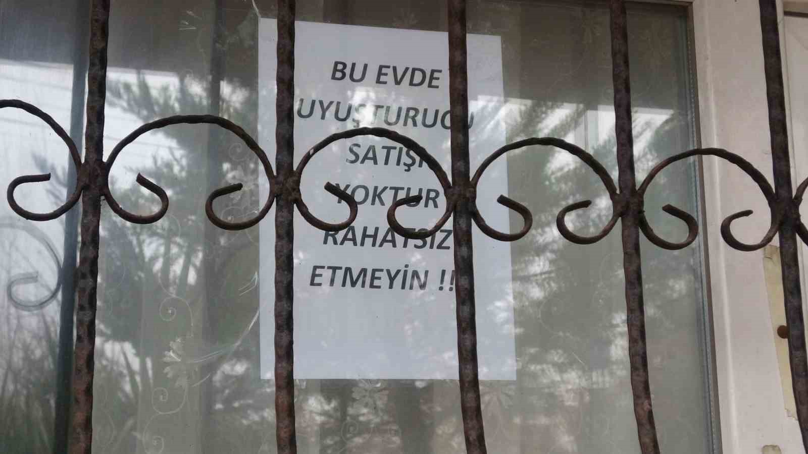 Bağımlılardan bıktı, evini camına "Bu evde uyuşturucu satışı yoktur, rahatsız etmeyin" yazlı not astı
