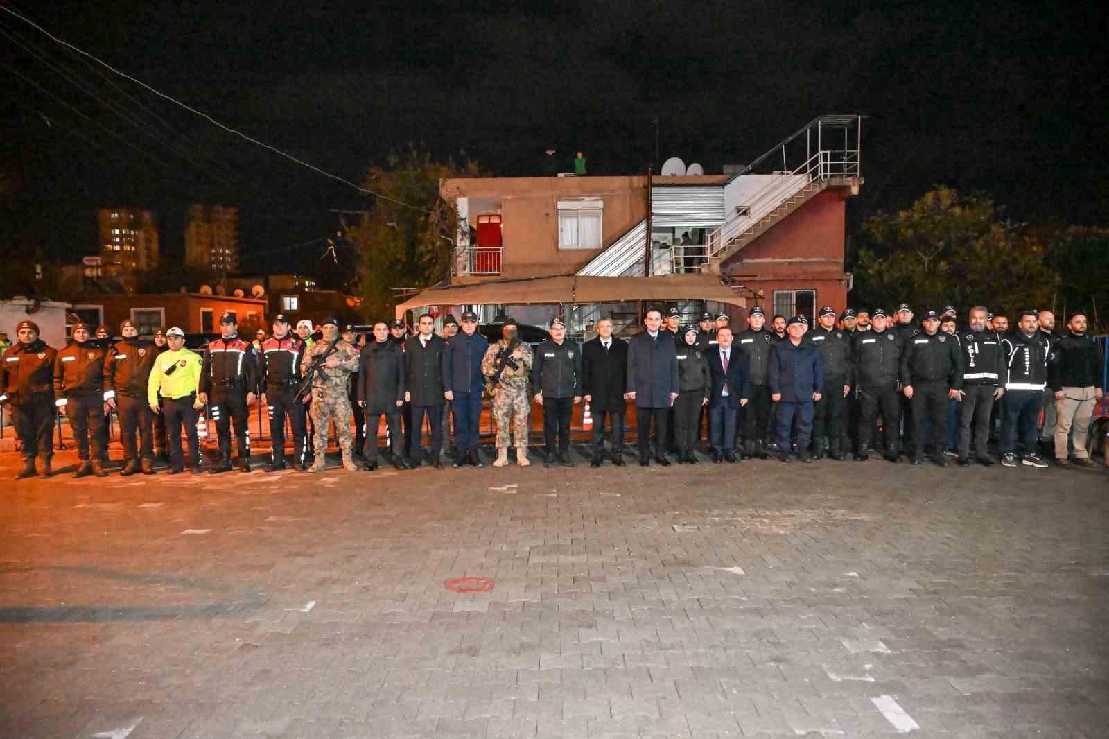 Bağımlılardan bıktı, evini camına "Bu evde uyuşturucu satışı yoktur, rahatsız etmeyin" yazlı not astı
