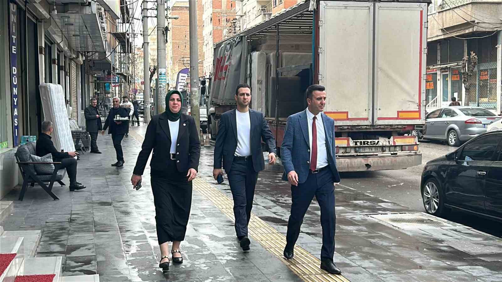 Bağlar Kaymakamı Özdemir, esnaf ve vatandaşlarla bir araya geldi
