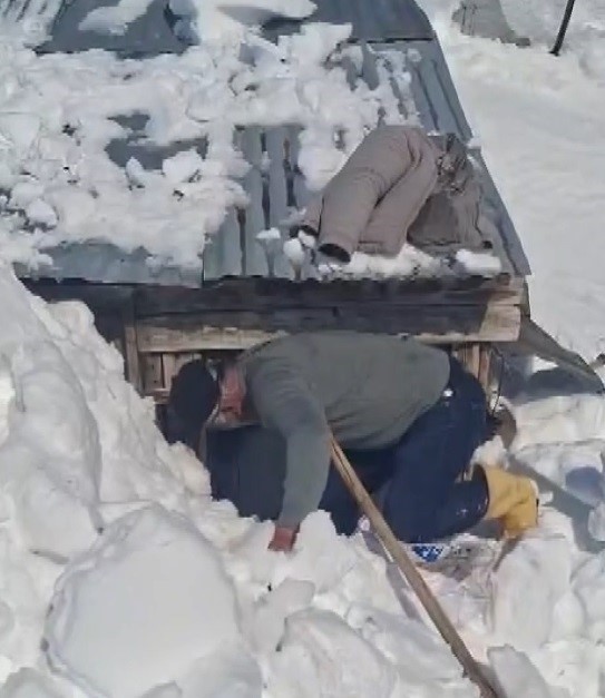 Bahar hazırlığı için gittikleri köyde metrelerce karla karşılaştılar
Bahar hazırlığı için gittikleri köyde metrelerce karla karşılaştılar