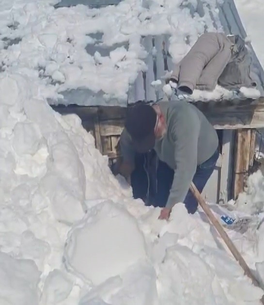 Bahar hazırlığı için gittikleri köyde metrelerce karla karşılaştılar
Bahar hazırlığı için gittikleri köyde metrelerce karla karşılaştılar