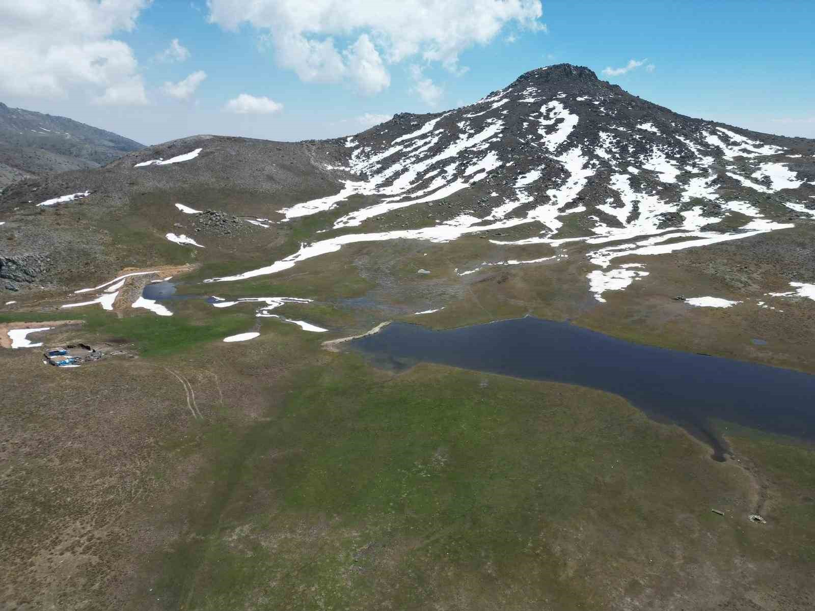 Bahar ve kış mevsimi aynı anda görüntülendi, ortaya eşsiz manzara çıktı
