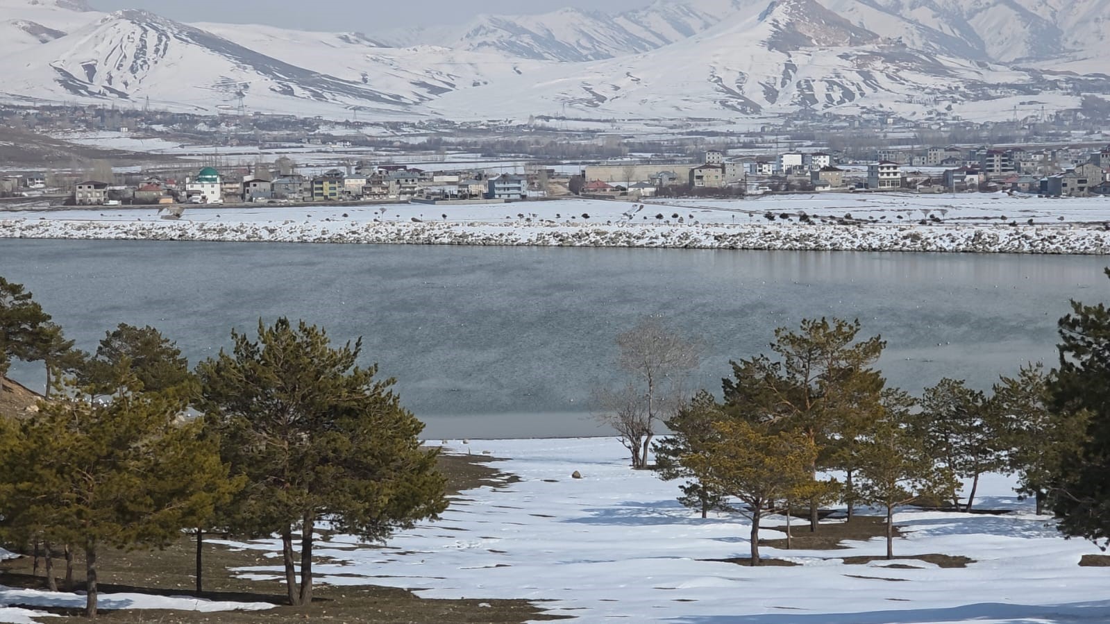 Bahar yüzünü gösterdi: Sıhke Göleti’nin buzları tamamen çözüldü
