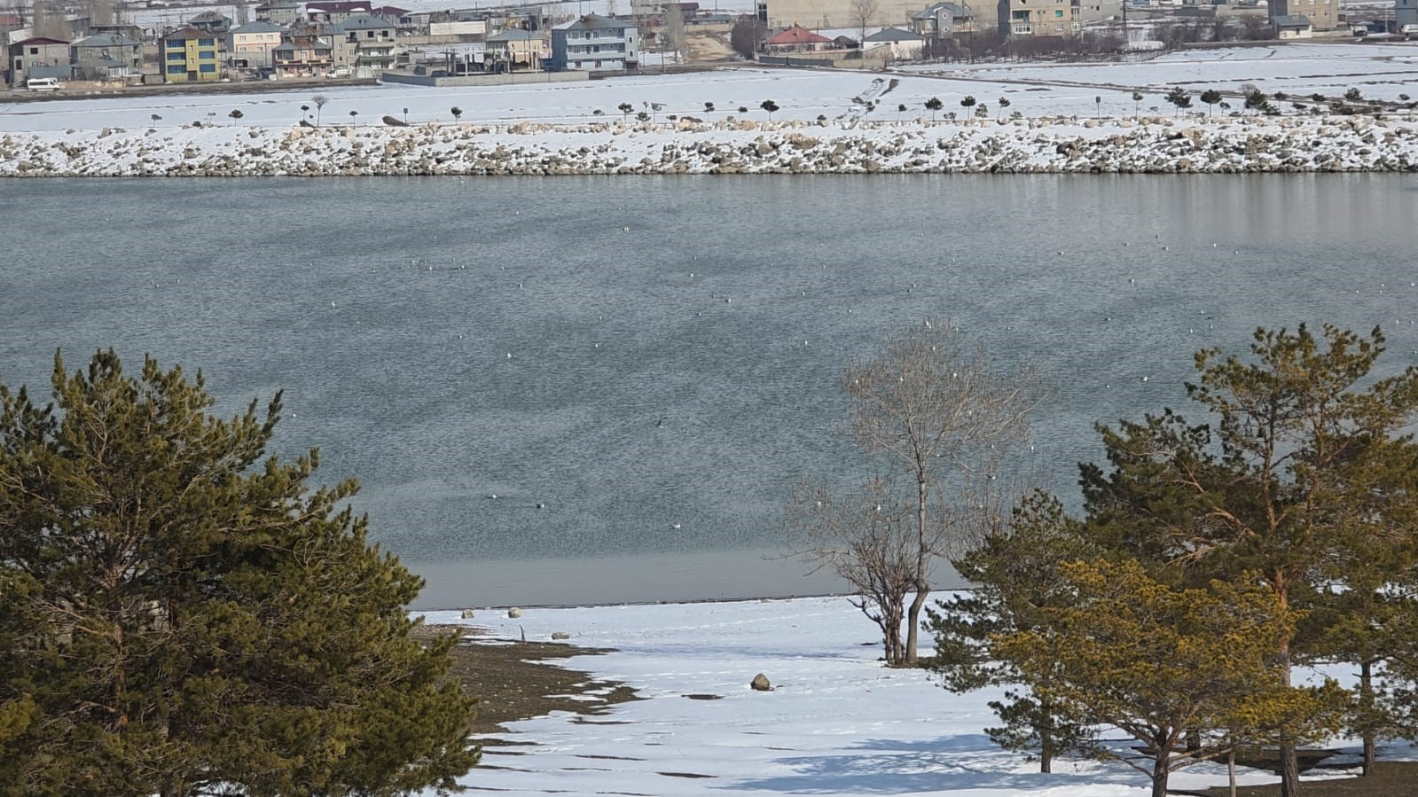 Bahar yüzünü gösterdi: Sıhke Göleti’nin buzları tamamen çözüldü
