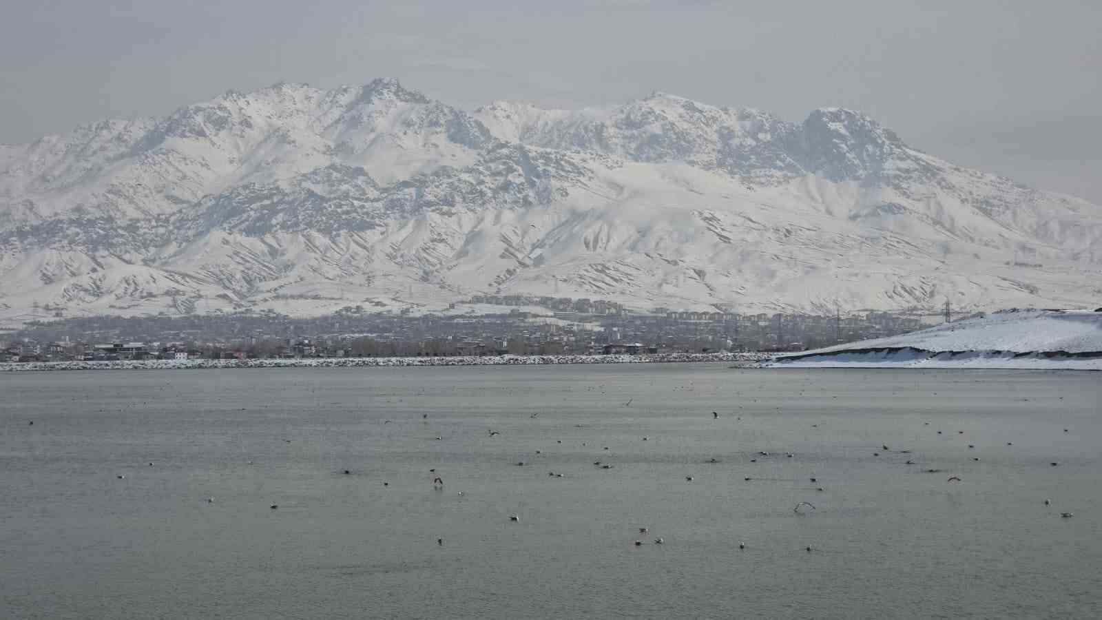 Bahar yüzünü gösterdi: Sıhke Göleti’nin buzları tamamen çözüldü

