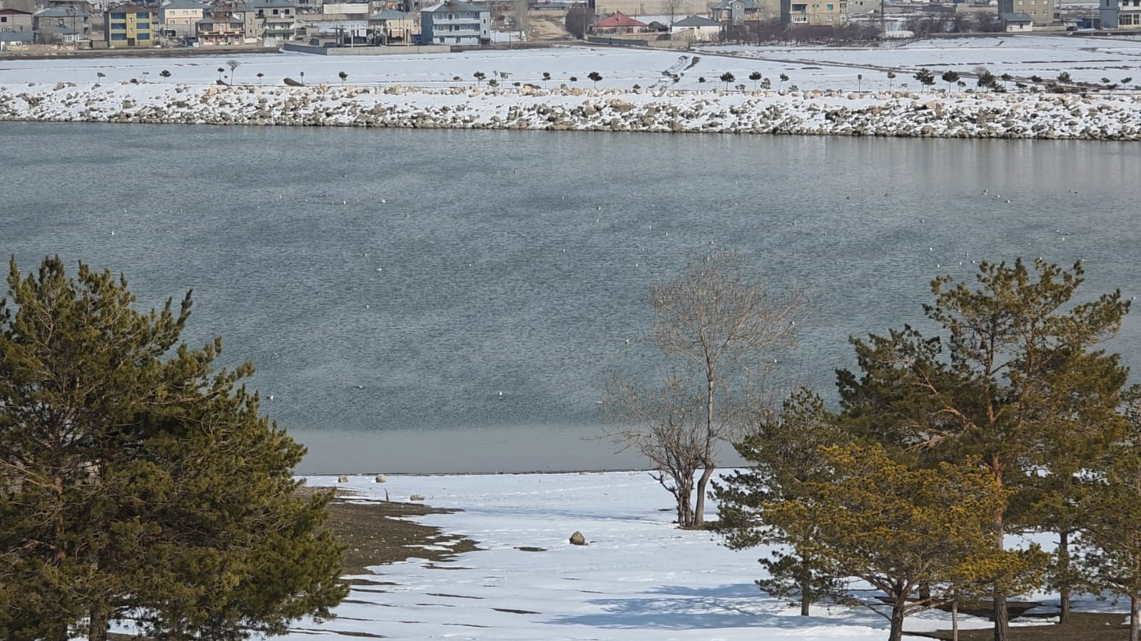 Bahar yüzünü gösterdi: Sıhke Göleti’nin buzları tamamen çözüldü
