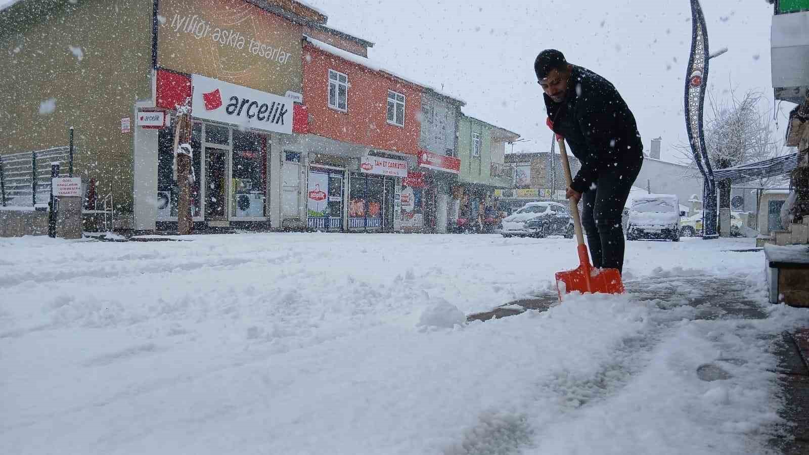 Baharı bekleyen Karlıova karlı bir güne uyandı
Baharı bekleyen Karlıova karlı bir güne uyandı