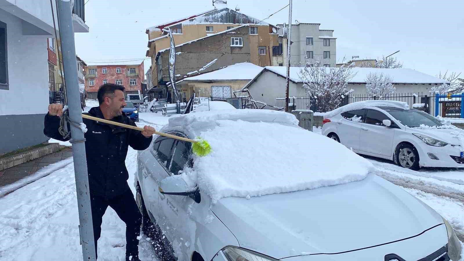 Baharı bekleyen Karlıova karlı bir güne uyandı
Baharı bekleyen Karlıova karlı bir güne uyandı