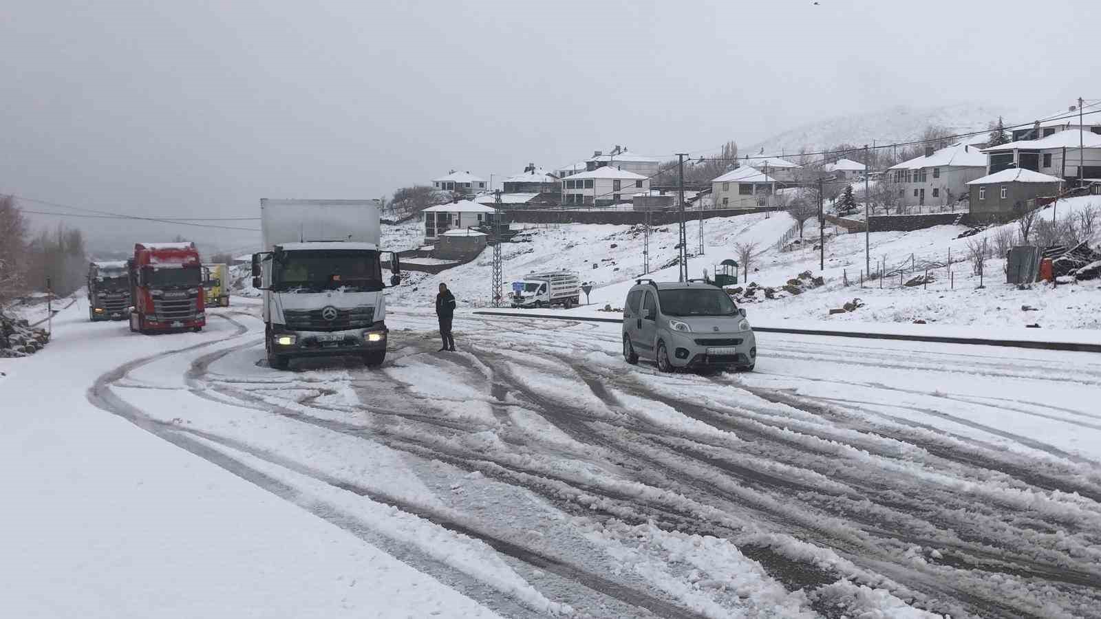 Baharı bekleyen Karlıova karlı bir güne uyandı
Baharı bekleyen Karlıova karlı bir güne uyandı