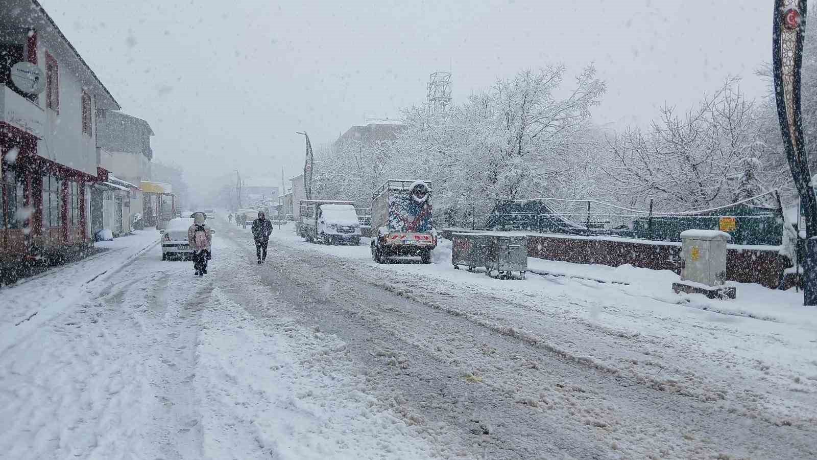 Baharı bekleyen Karlıova karlı bir güne uyandı
Baharı bekleyen Karlıova karlı bir güne uyandı