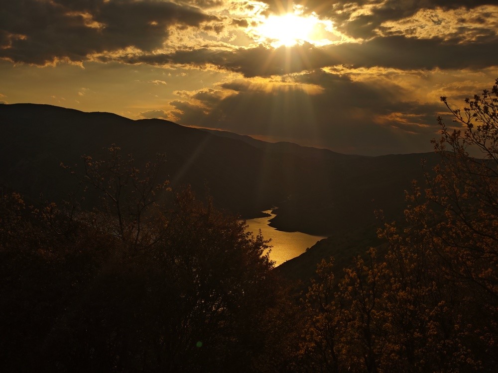 Baharın gelişiyle Keban Baraj Gölü’nde eşsiz manzara
